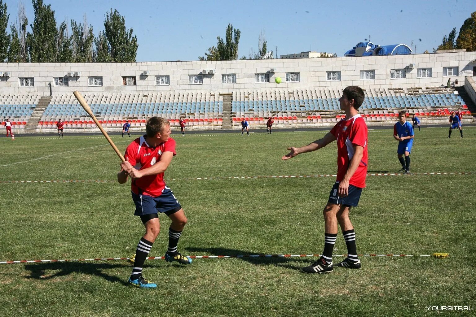 Лапта россии. Игра лапта на Руси. Мини лапта. Спортивная игра лапта. Лапта соревнования.