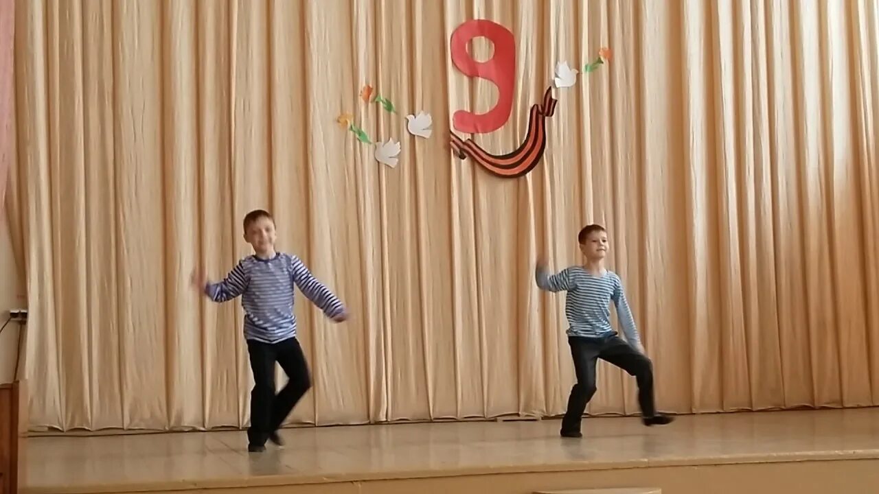 Школа 64 Ульяновск. 64 Школа Ульяновск новый город. 74 Школа Ульяновск выступление на 9 мая. Танец мальчиков для мам