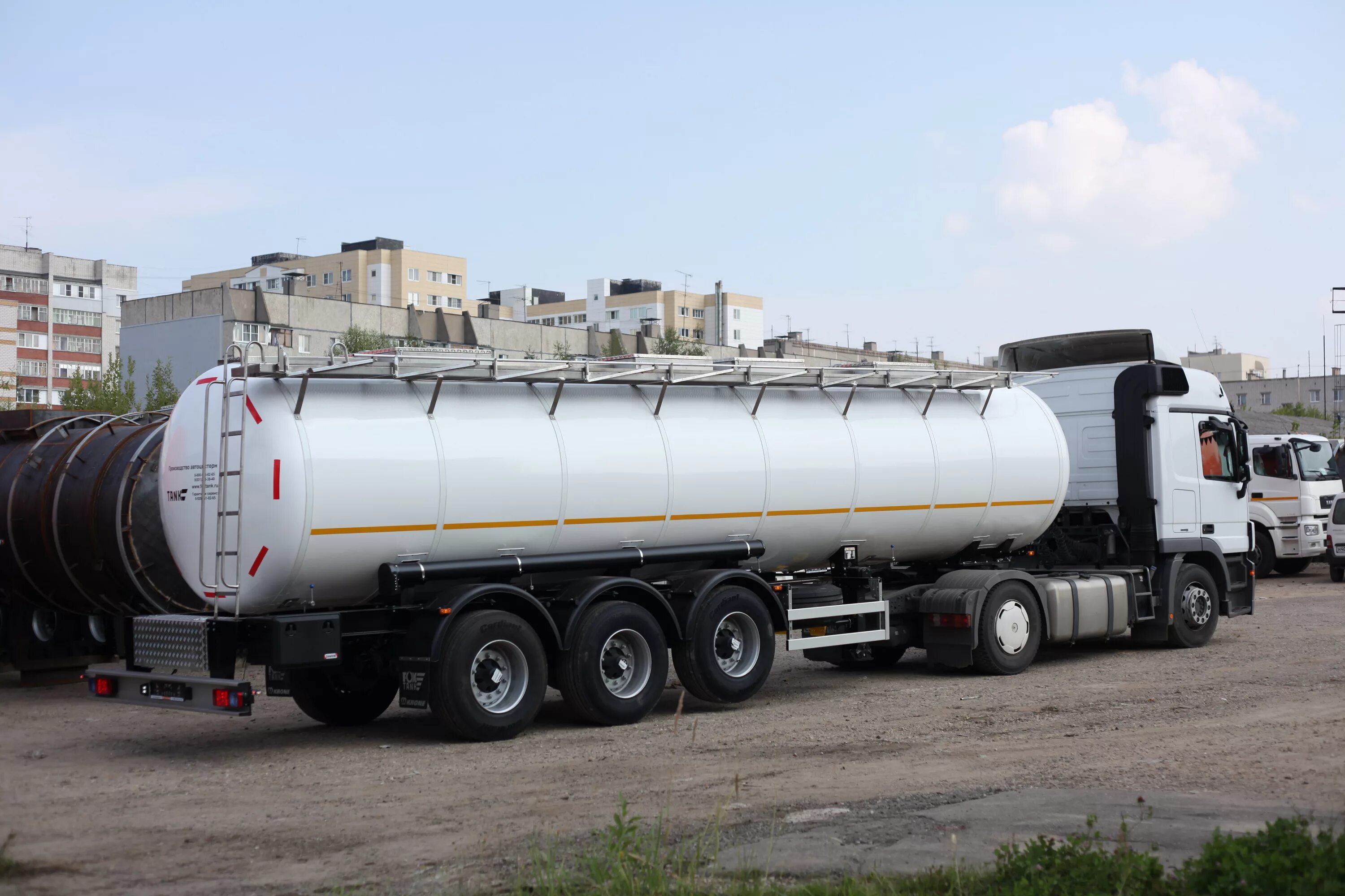 Цистерна вместимостью 20. Цистерна под гсм 20 куб. Емкость 17 м3 полуприцеп нефтевоз. Цистерна вместимостью 20. Цистерна v 20 куб.