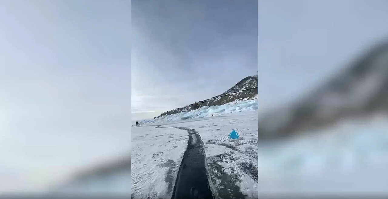 Лед Байкала. Трещина на Байкале 2023. Камни на льду Байкала. Лёд Байкала фото.