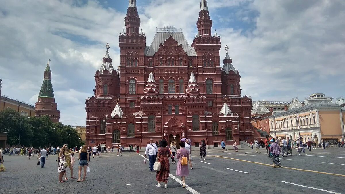 Достижения мгу. Мгу на красной площади. серое здание на красной площади. сцена на красной площади. название института на красной площади в москве.