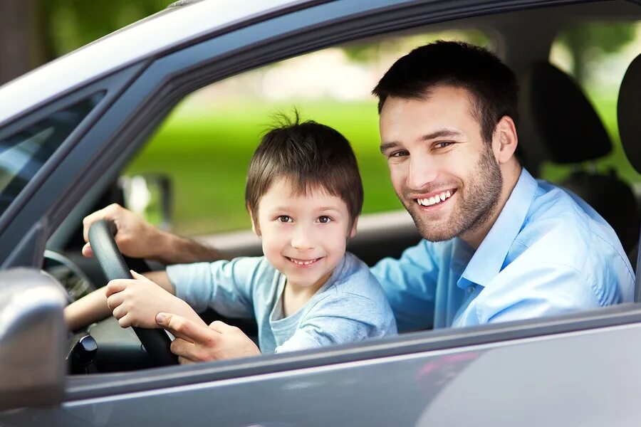 Dad a new car. Семейная машина. Папа за рулем. Ребенок с родителями авто. Отец и сын путешествие.