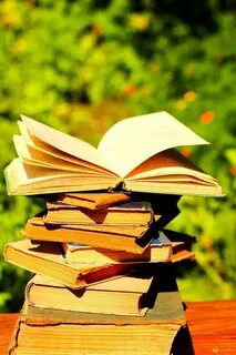 Раскрытая книга в библиотеке