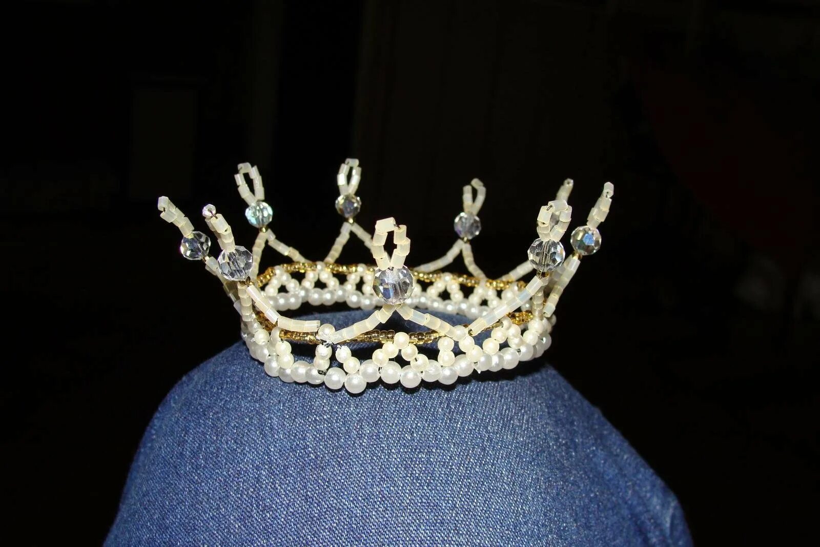 Коронки из бисера. Плетение из бисера корона. Диадема ясаш. Бисероплетение диадема. Корона из бисера.