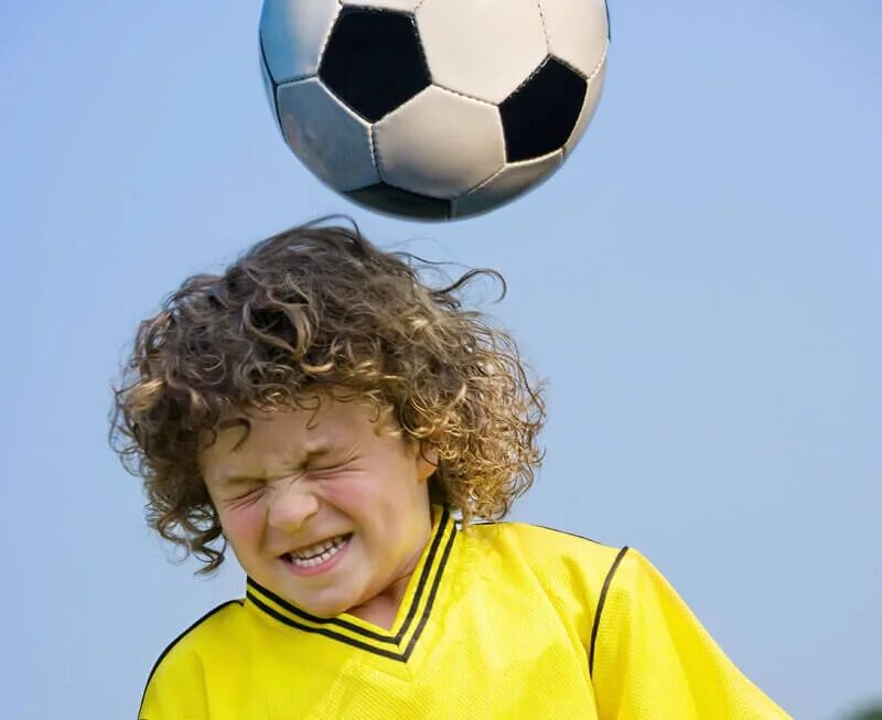 Спорт дети. Детский спортивный травматизм. Травмы детей в спорте. Мячом по голове. Легкий удар головой