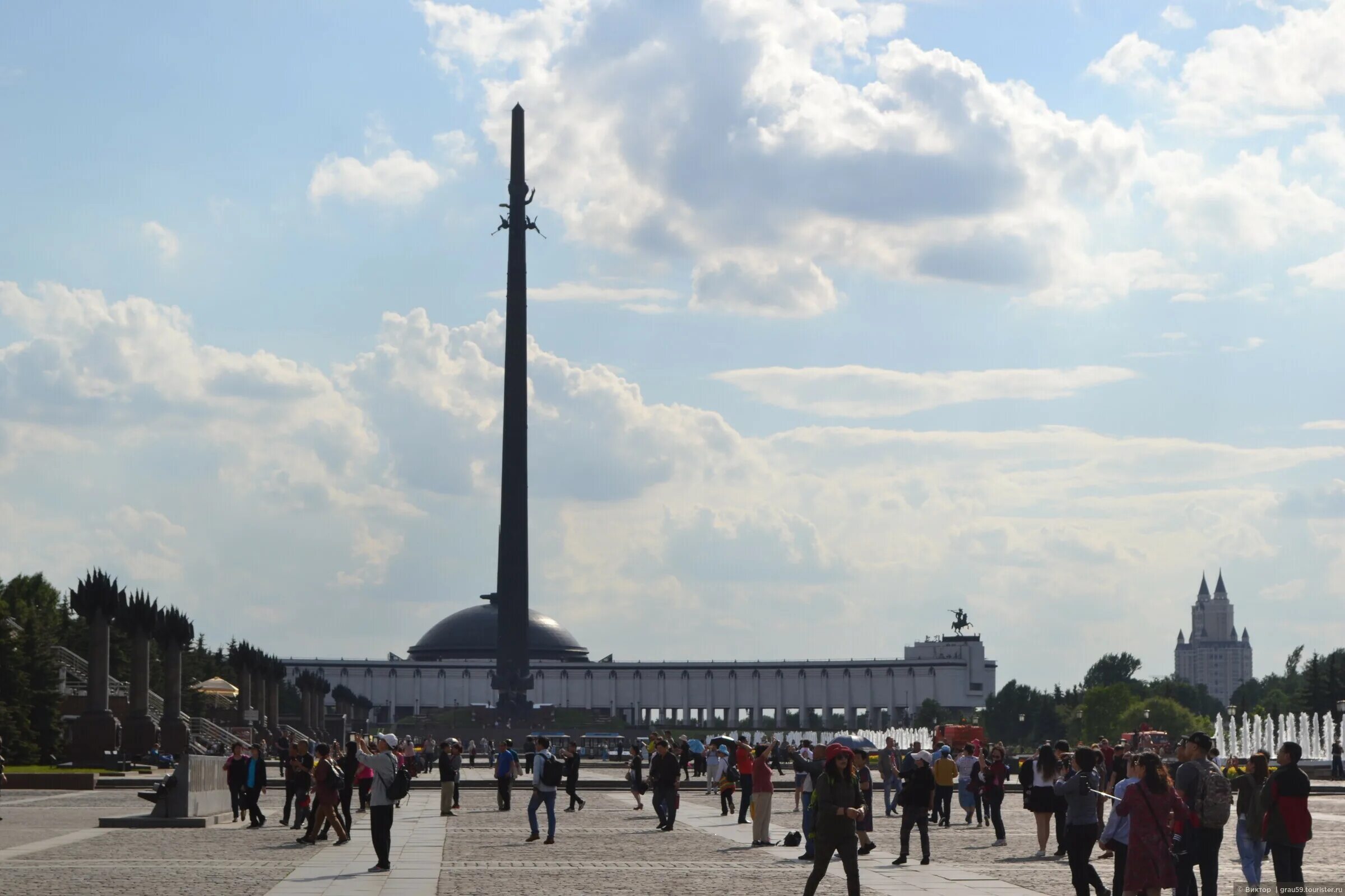 Поклонная гора москва входная площадь фото. Парк Победы на Поклонной горе. Парк Победы Поклонная гора Москва. Поклонная гора в Москве метро парк Победы. Поклонная гора СПБ.