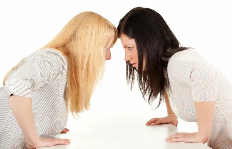 Подруги поссорились. Ссора подруг. Ссора между подругами. Ссора женщин. Ссора подруг.