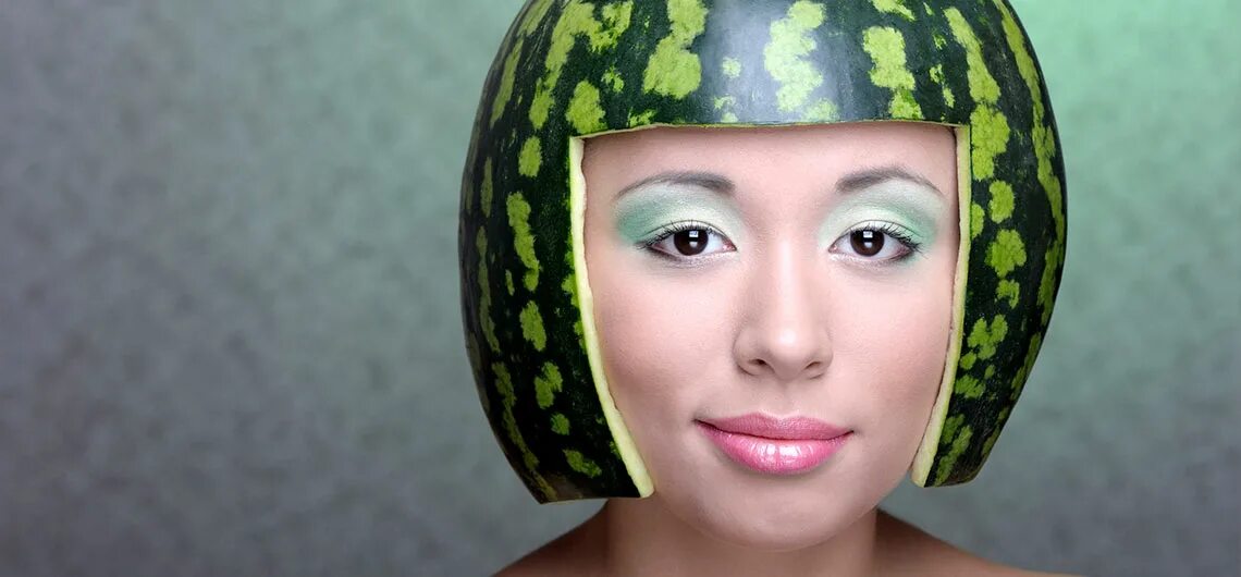 шлем арбуз. стрей в арбузном шлеме. арбузный шлем. арбузный шлем на голове. каска арбуз.