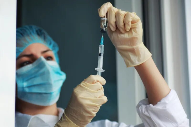 Наркотическая зависимость. Розовый укол. Автоматический карпульный шприц. Девушка со шприцом. Игры со шприцом.