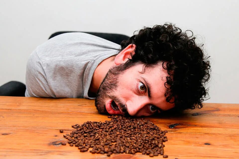 Передоза кофе. Зависимость от кофе. Передозировка от кофе. Синдром кофеина