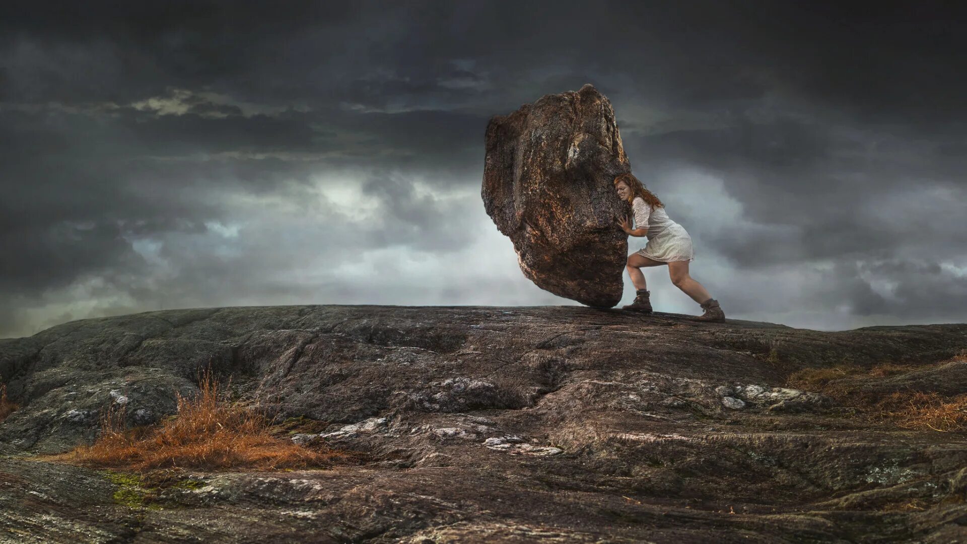 Stone woman. Камень на горе. Огромный булыжник и человек. Падающие камни. Человек и огромный камень.