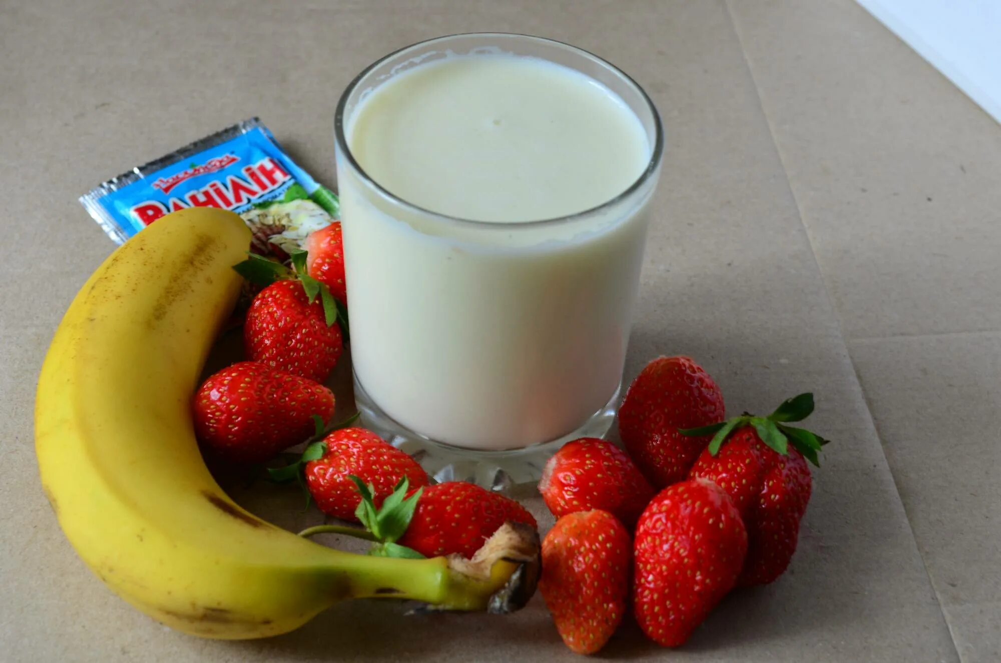 Розовый смузи. Смузи клубника банан. Клубника с молоком в блендере. Клубника банан молоко рецепт. Клубника банан молоко рецепт.