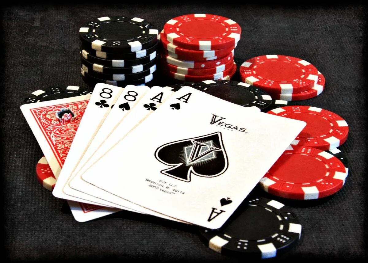 Карты на стол. Азартная карточная игра. Карты казино. Покер обои. Покерные карты на столе.