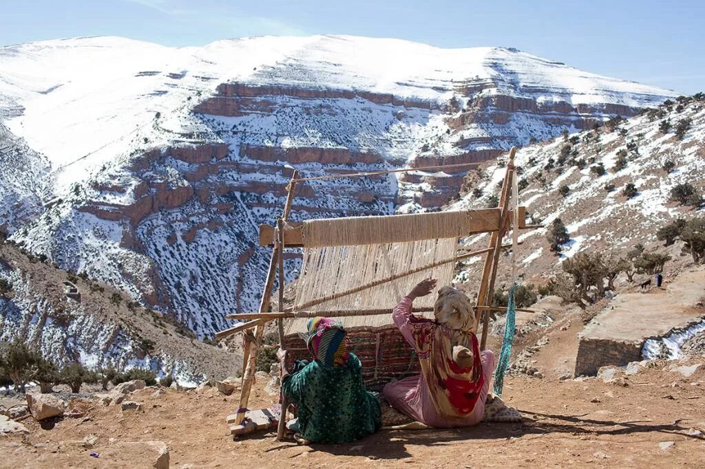 Гора караванов. Атласские горы Марокко деревня. Атласские берберы. Атласские горы берберы народ. Берберские деревни в Марокко.