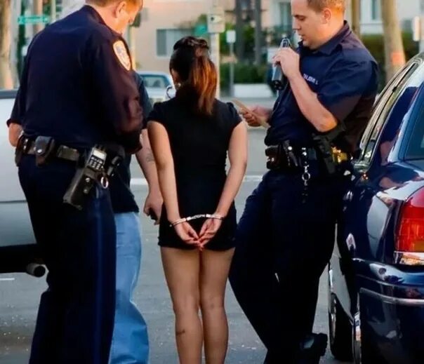 Сколько дали полицейскому. Полицейские мужчина и девушка. Полицейский обыскивает женщину. Организованная проституция. Досмотр женщин.