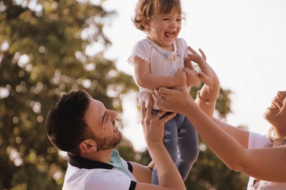 Социальное родительство. Родители и дети. Хорошие родители. Любовь родителей к детям. Семьи уважающие детей.