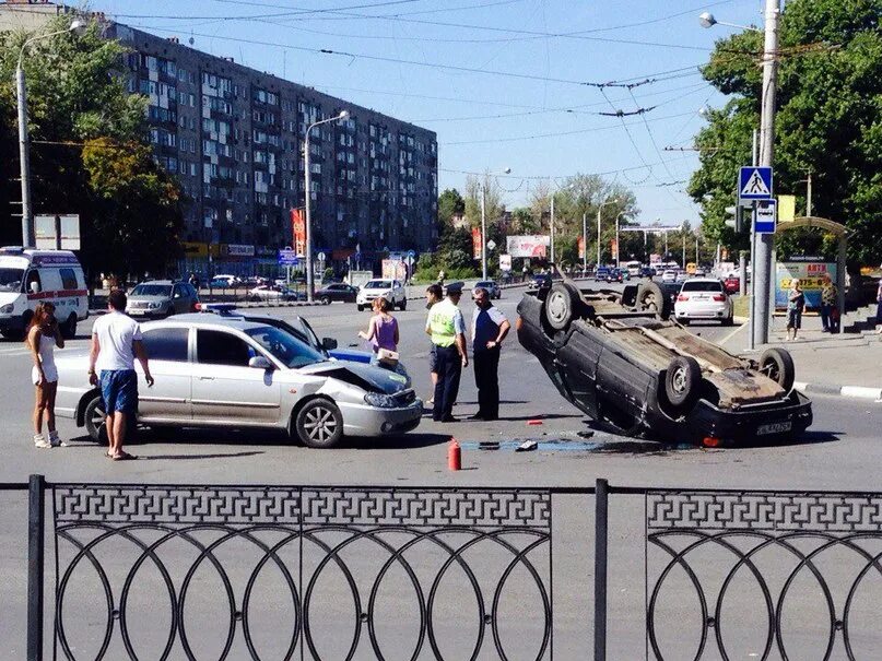 ДТП В Ростове с перевернутой машиной. Ростов на Дону новости происшествия. Перевернули авто Ростов на Дону. Последние новости ростова на дону происшествия