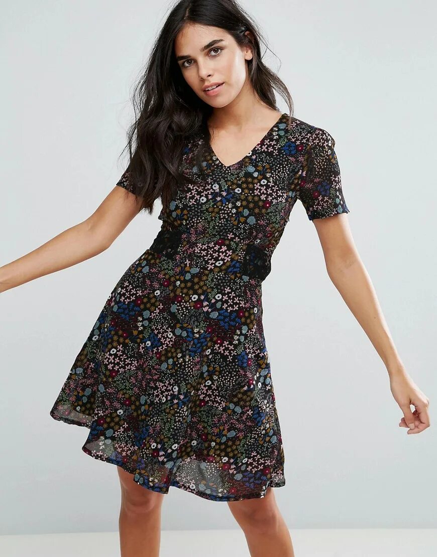 платье в мелкий. платье в мелкий. платье в мелкий цветочек. летнее платье в мелкий цветочек. платье черное в мелкий цветочек с рукавом.