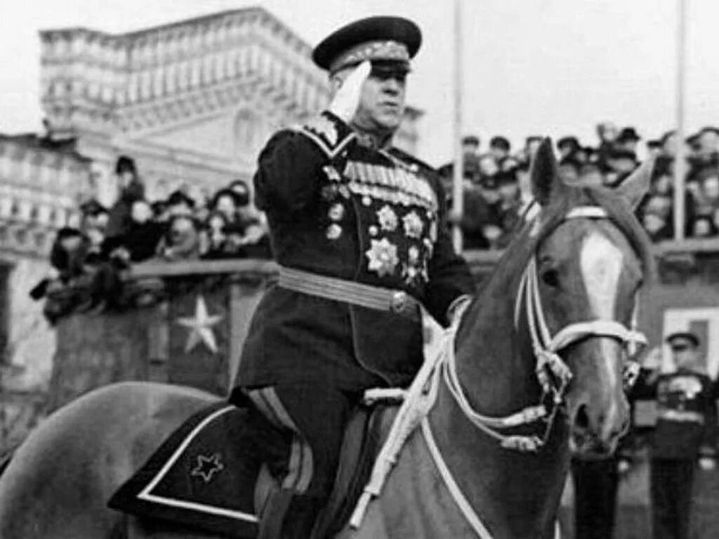 Маршал парад. Маршал рокоссовский на параде победы 1945. маршал жуков на параде победы 1945.