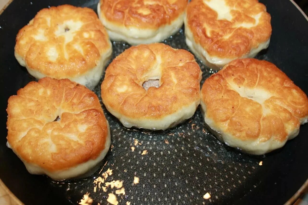 Беляши на дрожжевом тесте на сковороде рецепт. Беляши с мясом на дрожжевом тесте. беляши на сковороде из дрожжевого теста. беляши на сковороде из дрожжевого. беляши на дрожжевом тесте на сковороде.
