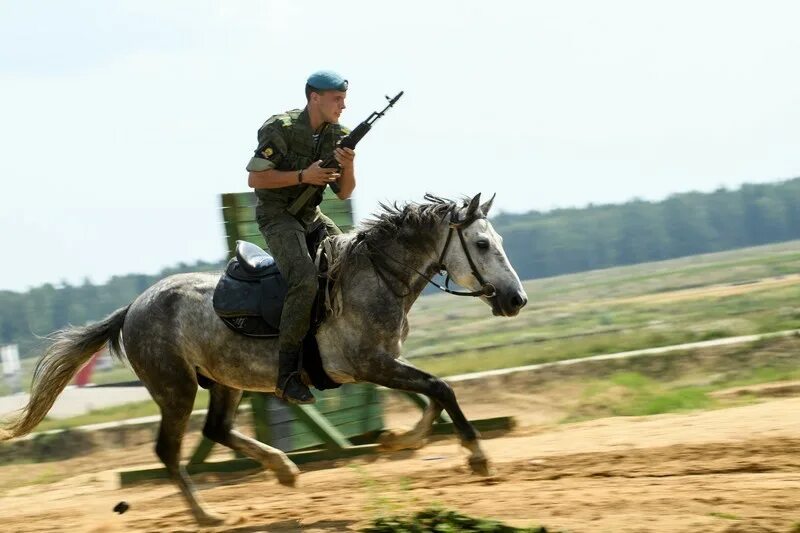 На горячем боевом коне песня. Современные кавалеристы. Военный конь. Кавалерия в современной армии. Пограничник на лошади.