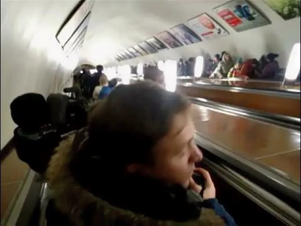 Девушка поющая в метро. Тимати в метро спустился. звезды в метро. тимати в метро фото. звезды поют в метро.