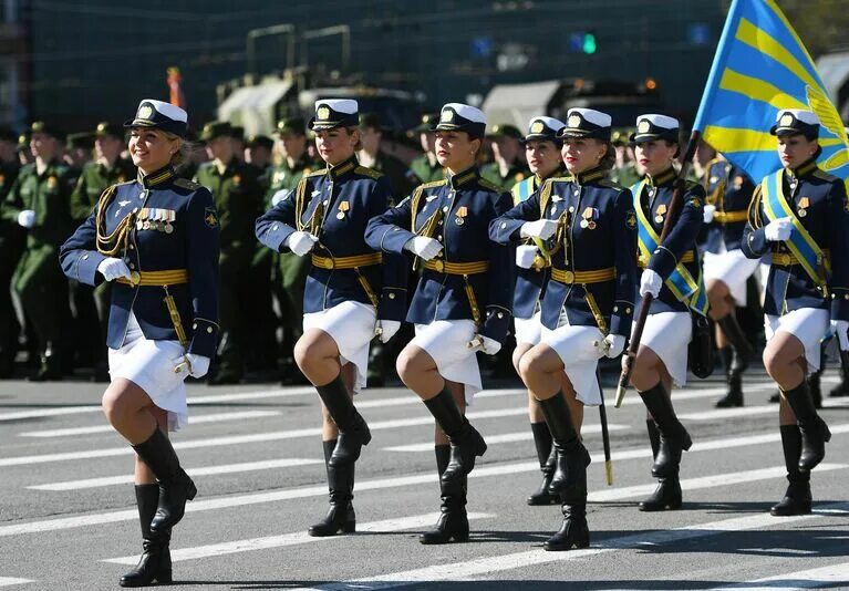 Женские войска на параде. Парад победы женщины военнослужащие. Женские войска на параде. Женщины на параде победы в москве. Женские войска на параде.