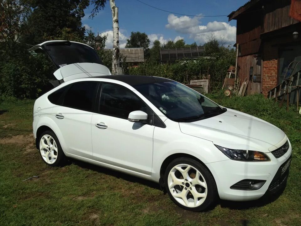 Белый форд фокус 2 st. Белый форд фокус 3 с черными дисками. Форд фокус белый 3 седан на 17 дисках. Белый форд фокус 3 хэтчбек на дисках 16. Белый фокус на белых дисках.