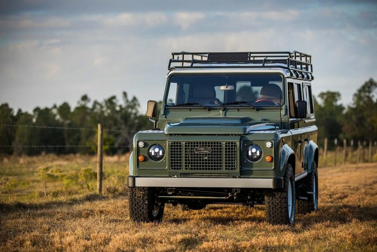 Модели defender. Ленд Ровер Дефендер 110. Ленд Ровер Дефендер 1. Ленд Ровер Дефендер 4. Ленд Ровер Дефендер 1970.