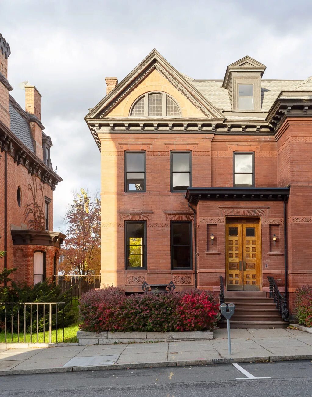 70 vestry new york. Нью-йорк квинс жилые дома. Коббл хилл бруклин. Социальное жилье в нью-йорке праджекты. New york housing.