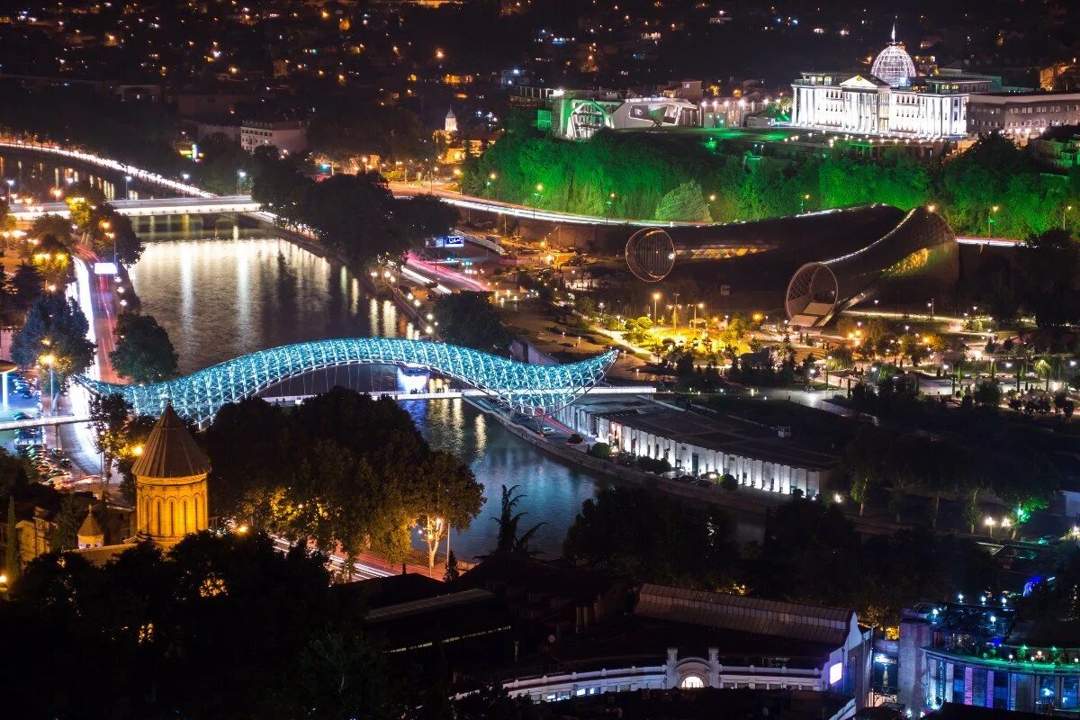Современный тбилиси. Грузия столица 2021. Грузия город Тбилиси. Вечерний Тбилиси Грузия. Тбилиси ночной город.