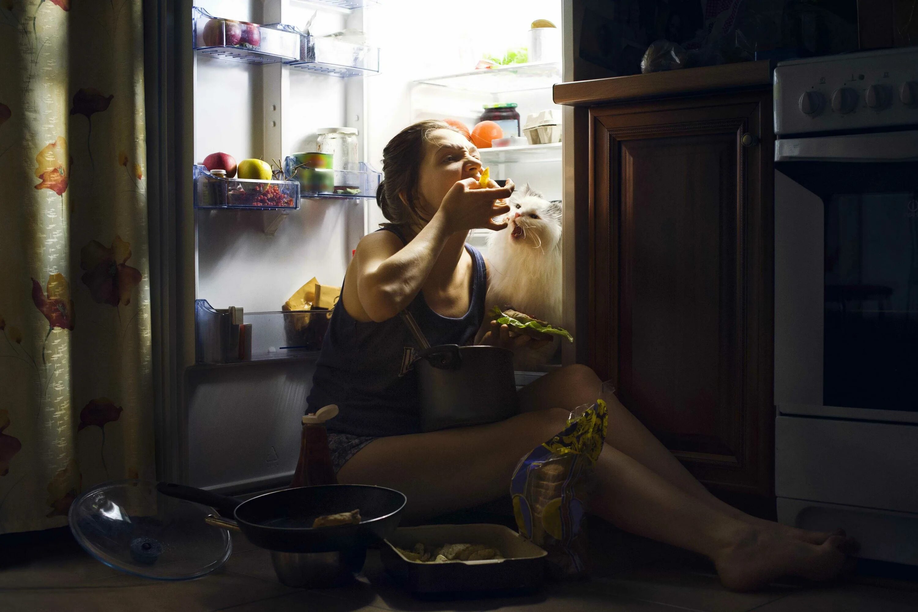 Ночной голод. Девушка у холодильника ночью. Девушка возле холодильника. Что есть на ночь. Еда перед сном.