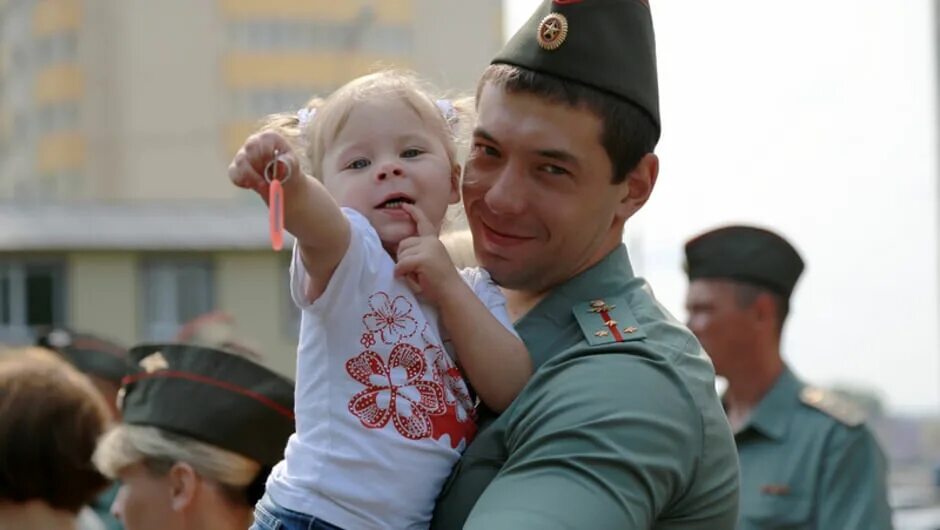 Семья офицеров. Семья военного. Семья военнослужащего. Офицер с ребенком. Военный с ребенком.