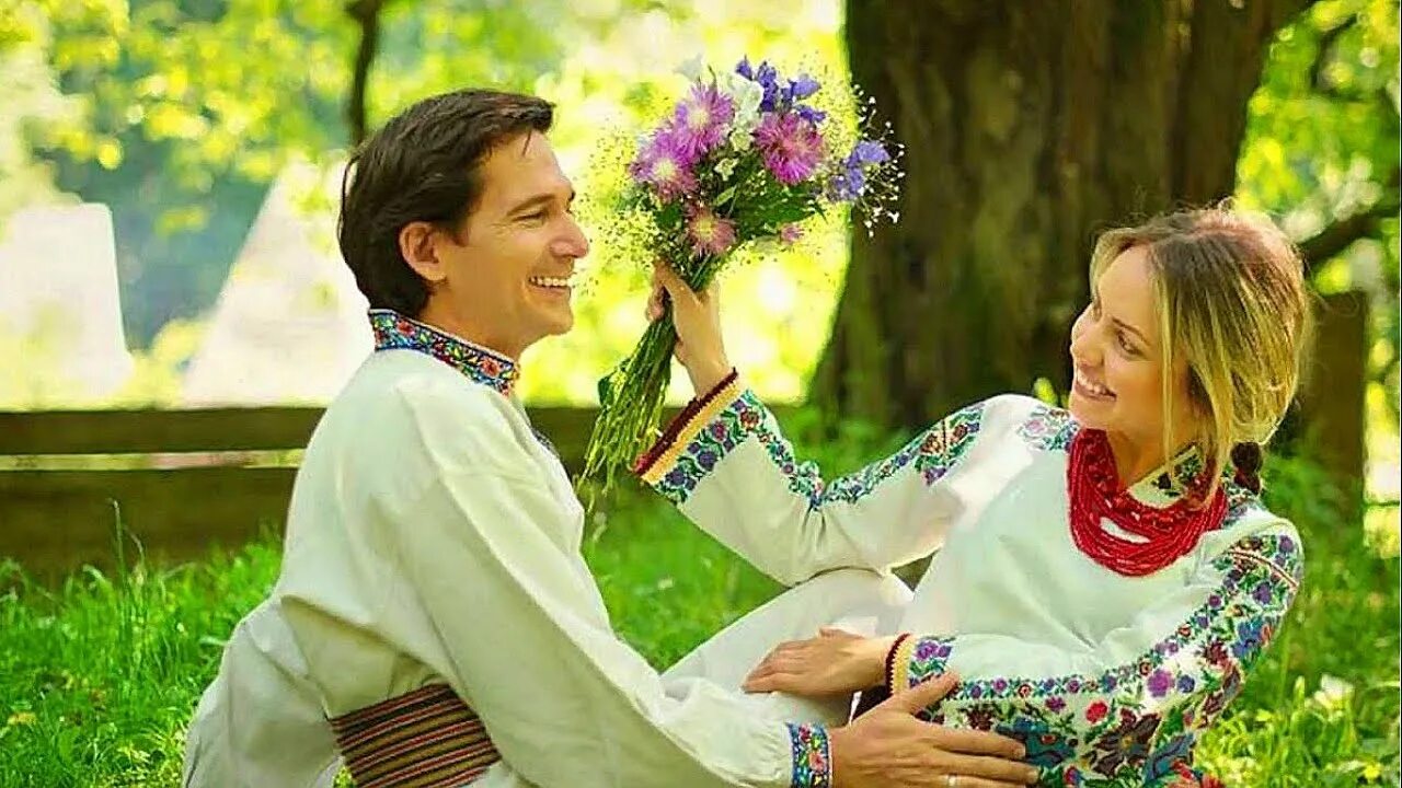 Славянская свадьба. Пара в славянской одежде. Славяне пара. Славянская семья. Фотосессия в славянском стиле.