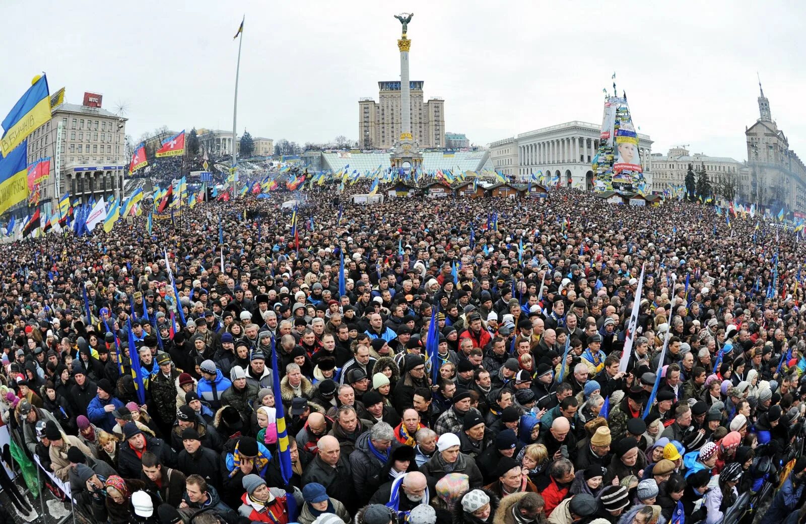 Майдан что это такое простыми словами кратко. Митинги в Украине 2014. Майдан Незалежности Киев 2014. Митинг Майдан 2014. Митинги Майдан площадь независимости.