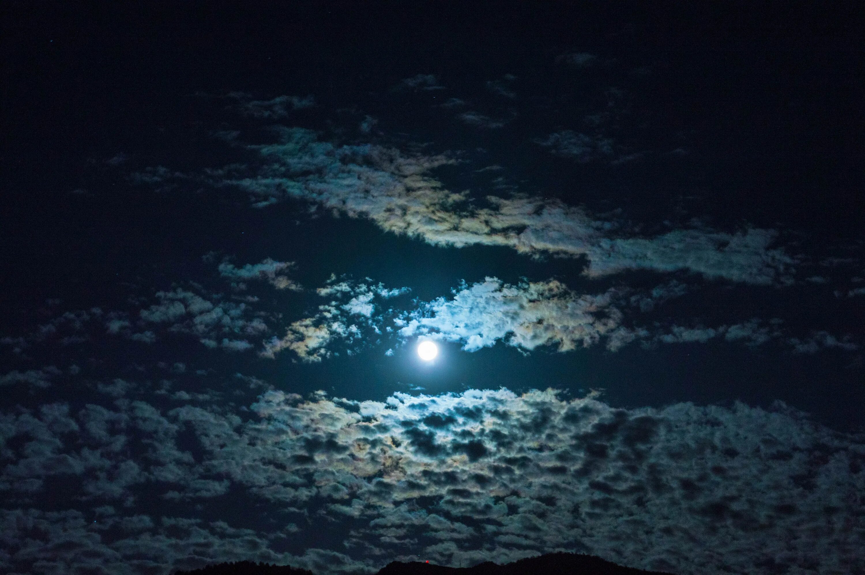 Только выйдет луна я опять не здоров. Ночное небо. Ночное небо с облаками. Ночное небо с тучами. Ночное небо с луной.