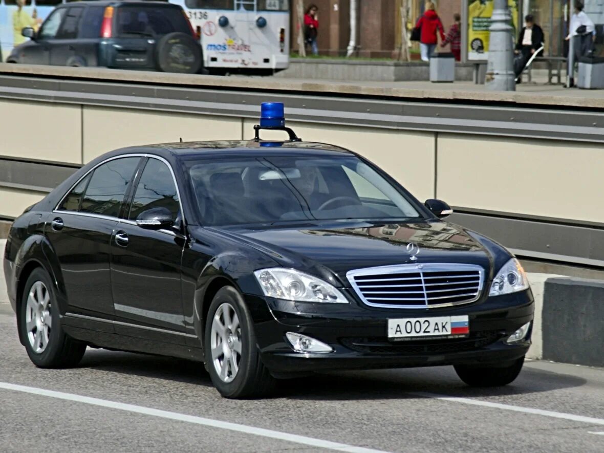 Мерседес w220 ФСО. Mercedes w222 ФСО. Мерседес 600 с охраной АМР. Номера правительства россии