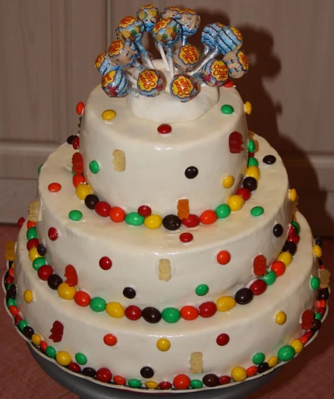 Minnie Mouse birthday cake Minnie mouse cake, Minnie cake, Disney themed cakes