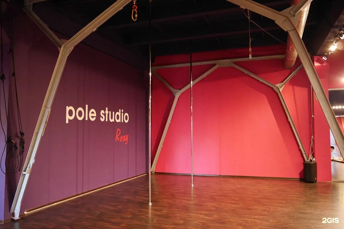 Pole студия. Студия пилона. Pole Dance студия дизайн. Dance line магазин СПБ. Студия пилона СПБ.