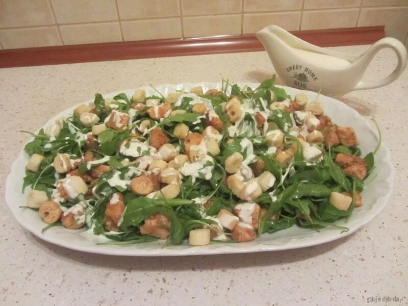 Салат с рукколой и куриной грудкой. Салат руккола с куриной грудкой. Салат с руколой и курицей и помидорами. Салат с рукколой и курицей. Салат с кедровыми орешками.
