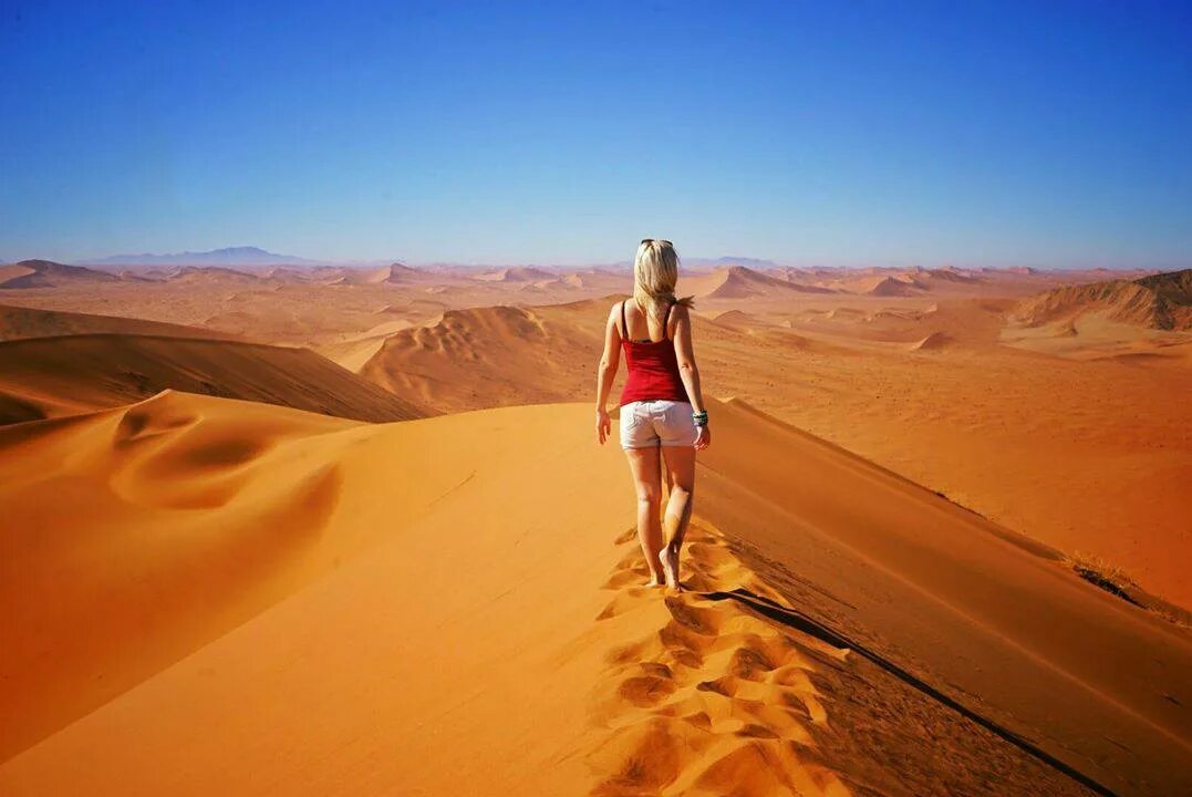 Trip africa. Путешественник в пустыне. Путешествие в пустыню. Путешествовать по пустыни. Турист в пустыне.
