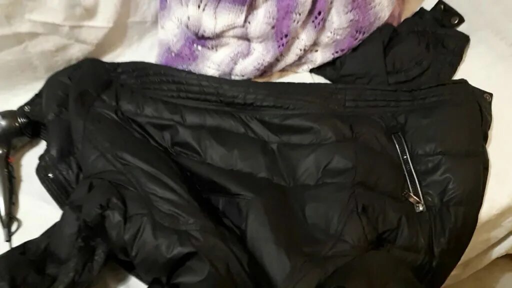 Комки в пуховике. Сбился синтепон в куртке после стирки. Комки после стирки пуховика. Как расправить синтепон после стирки. Синтепон в куртке после стирки.