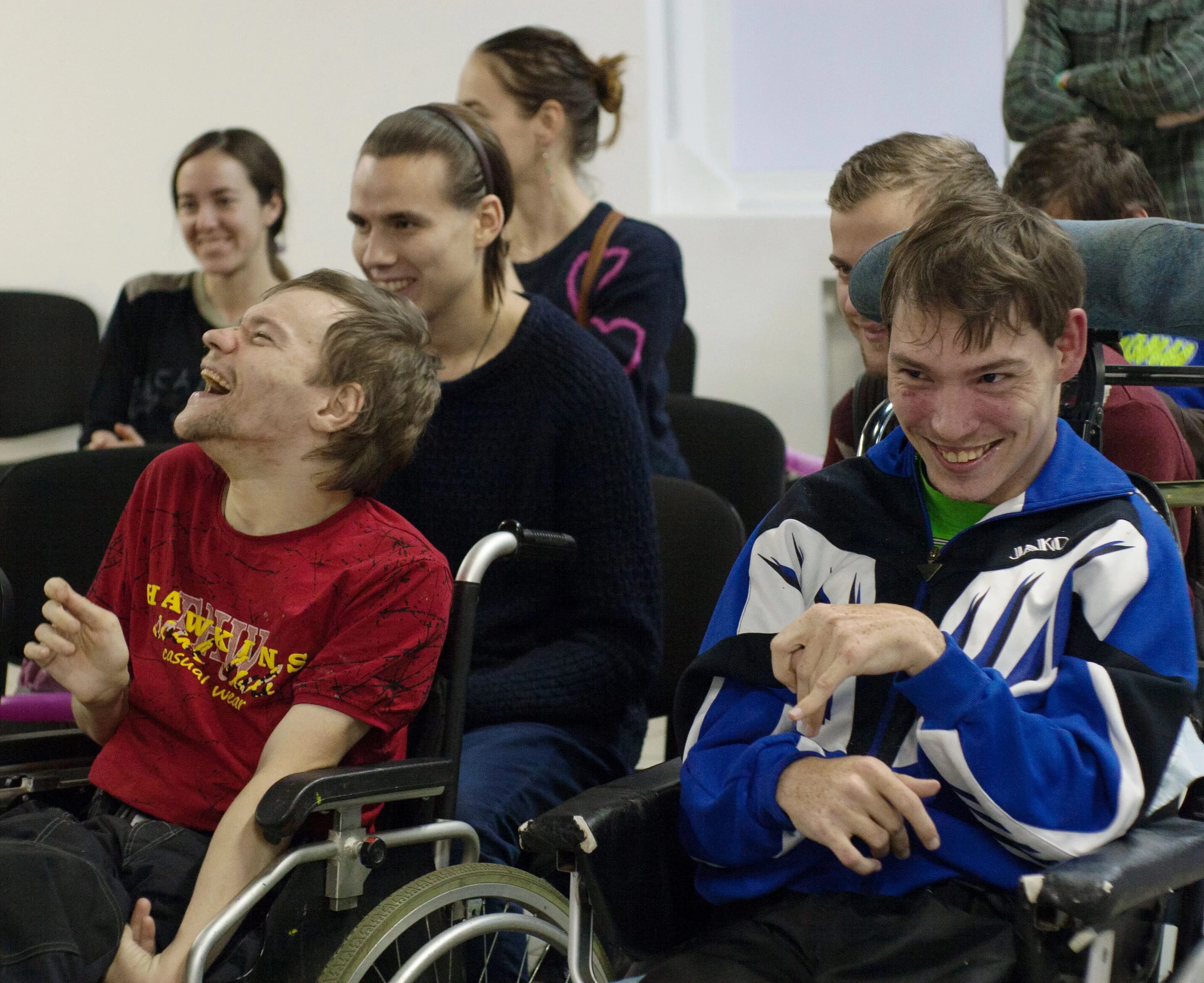 Молодые инвалиды с ментальными нарушениями. Люди с ментальной инвалидностью. Работа инвалидам ментальным. Ментальные нарушения у взрослых инвалидов. Умственно отсталые взрослые.