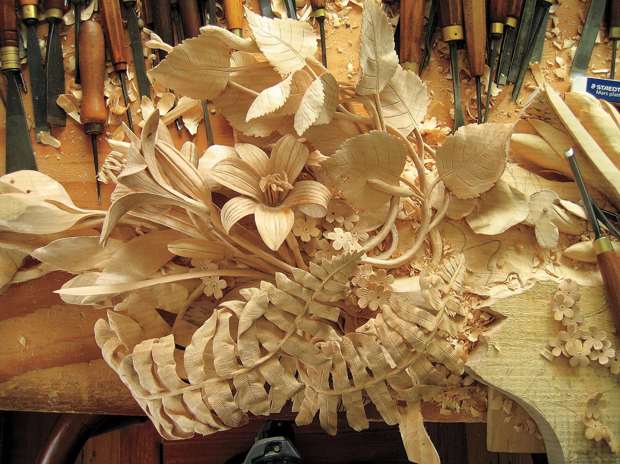 Художественные изделия из дерева. Абрамцево-кудринская резьба деревянный черпак. Резные деревянные изделия. Художественные изделия из дерева. Художественные изделия из дерева.