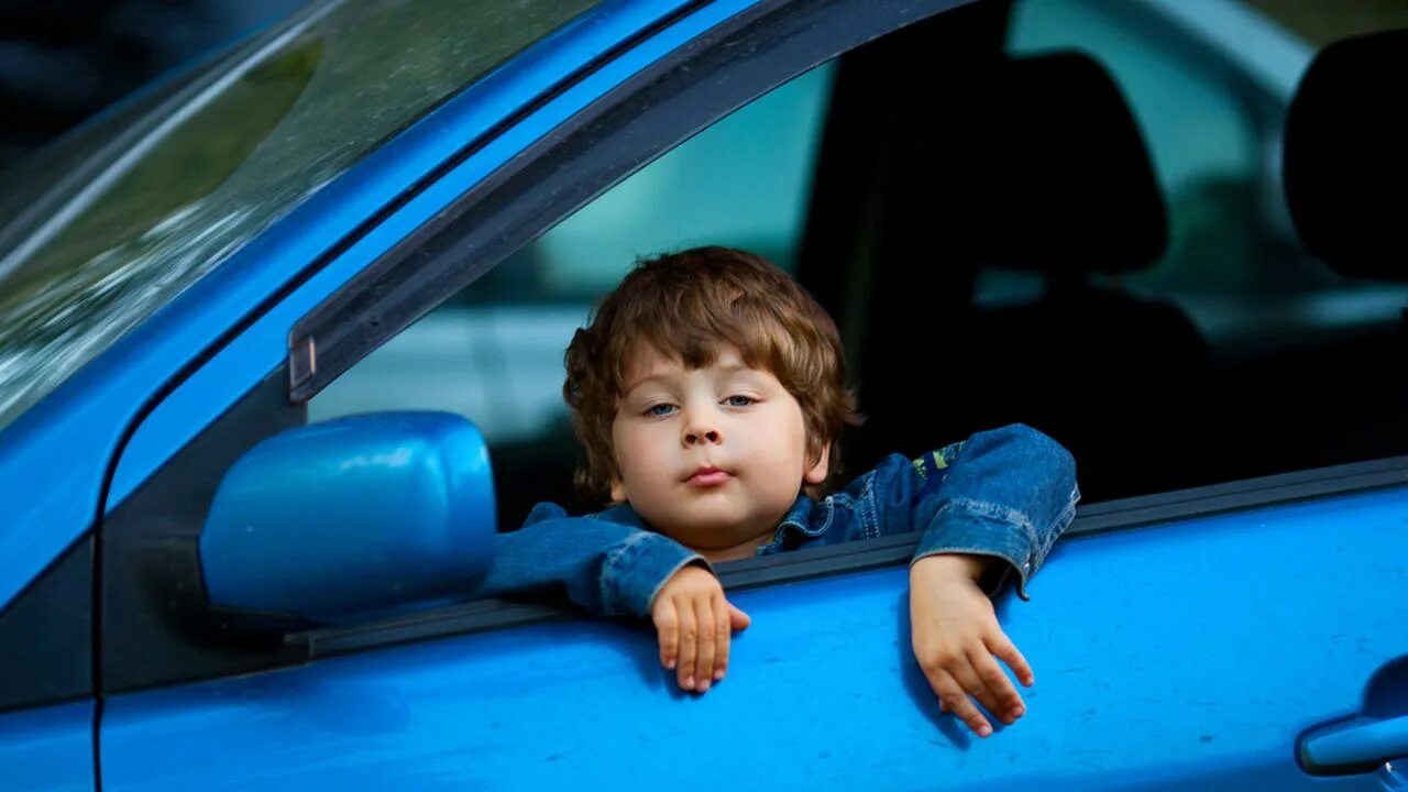 Машина для детей. Машины для мальчиков. Ребенок возле машины. Автомобили для мальчиков. Даешь мальчику в машине