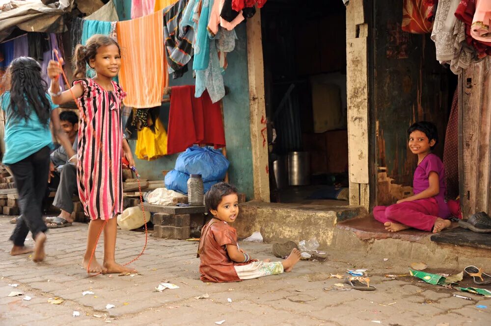 Трущобы Дхарави в Индии. Трущобы прокаженных в Бомбее. Трущобы Мумбаи люди дети. Трущобы Индии Бомбей Шантарам.