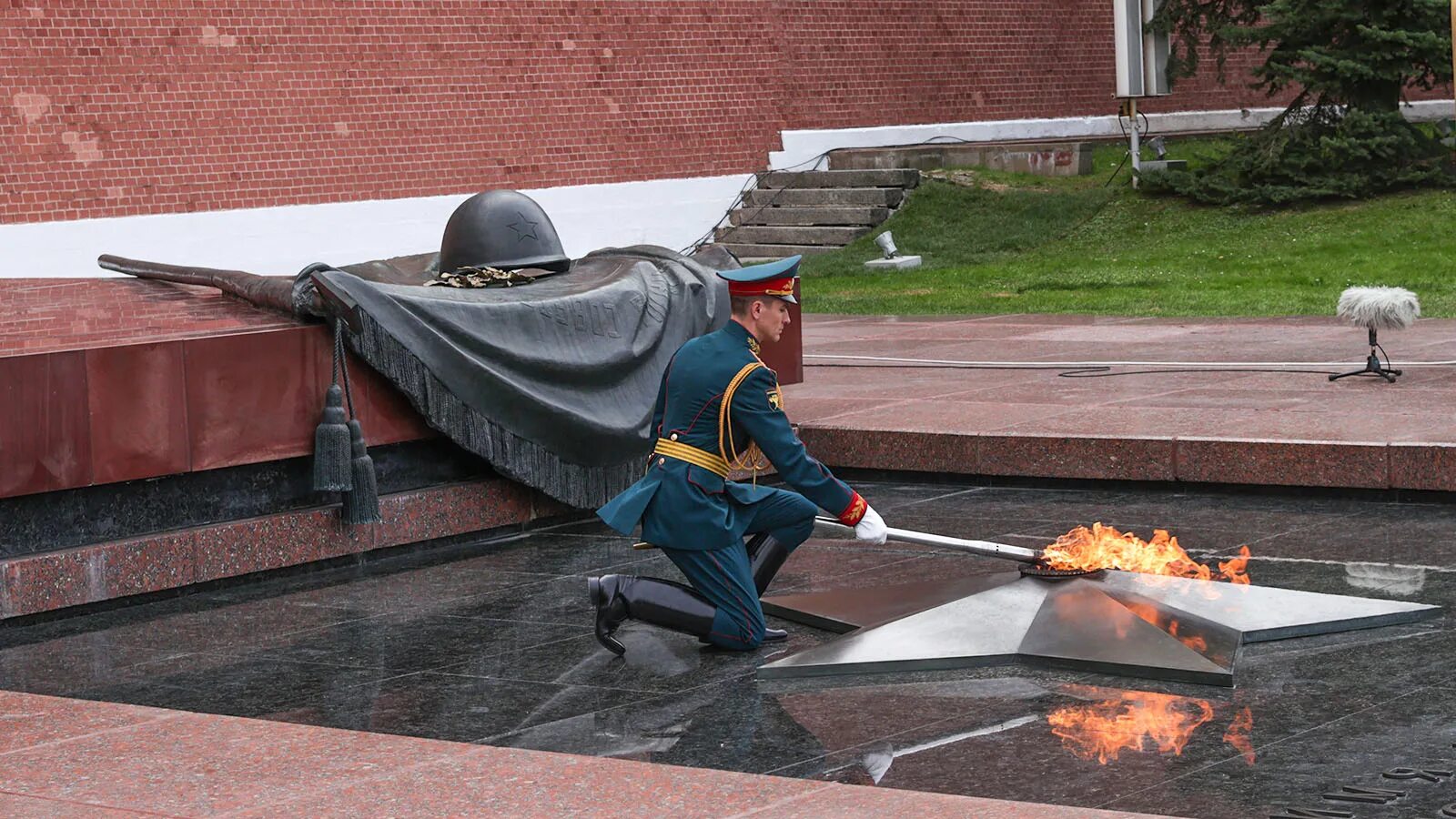 Вечный огонь у могилы неизвестного солдата. Москва вечный огонь могила неизвестного солдата. Могила неизвестного солдата москва. Вечный огонь у могилы неизвестного солдата. Вечный огонь у могилы неизвестного солдата.