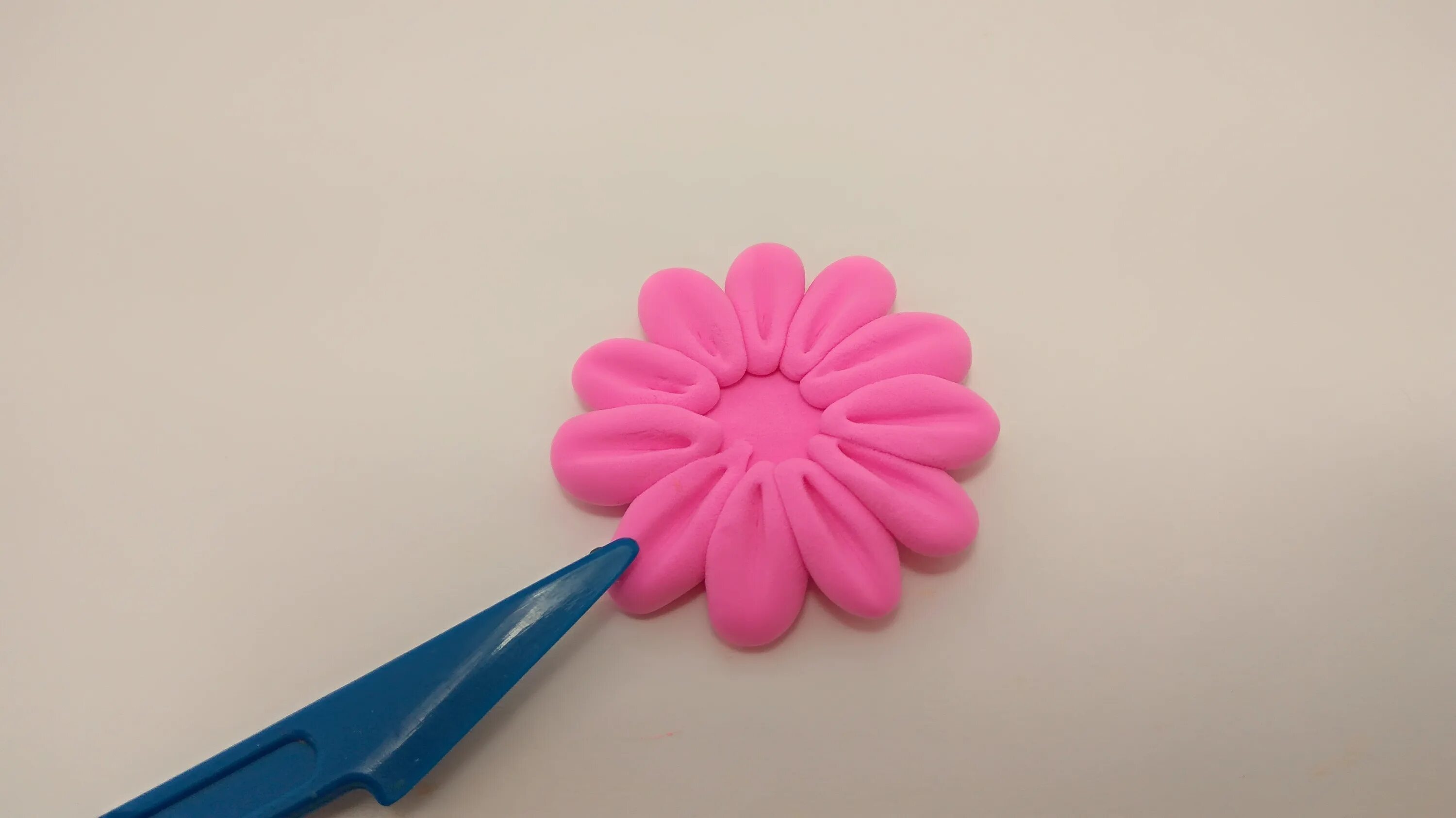 лепим цветы из пластилина с детьми. сделать из легкого пластилина цветы. лепка цветов из глины. поделки из пластилина роза. сделать из легкого пластилина цветы.