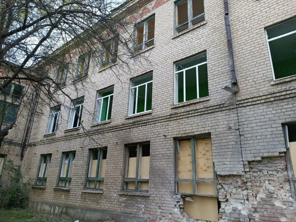 Центр горловки. Центр горловки. Разрушенный дом. 14 школа горловка обстрел. Школа в горловке.