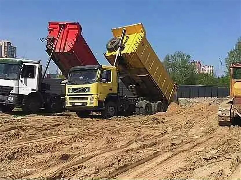 Камаз 20 кубов земли. Камаз самосвал выгружается. Пнсчанногравияная смесь камаз. Пнсчанногравияная смесь камаз. Отсыпка самосвалом.